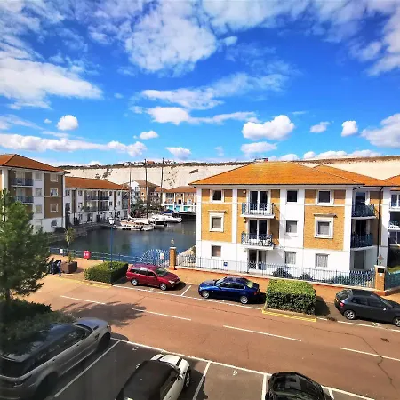 Marina Living With Parking, Balcony, Quiet And Secure Apartment Brighton Exterior photo