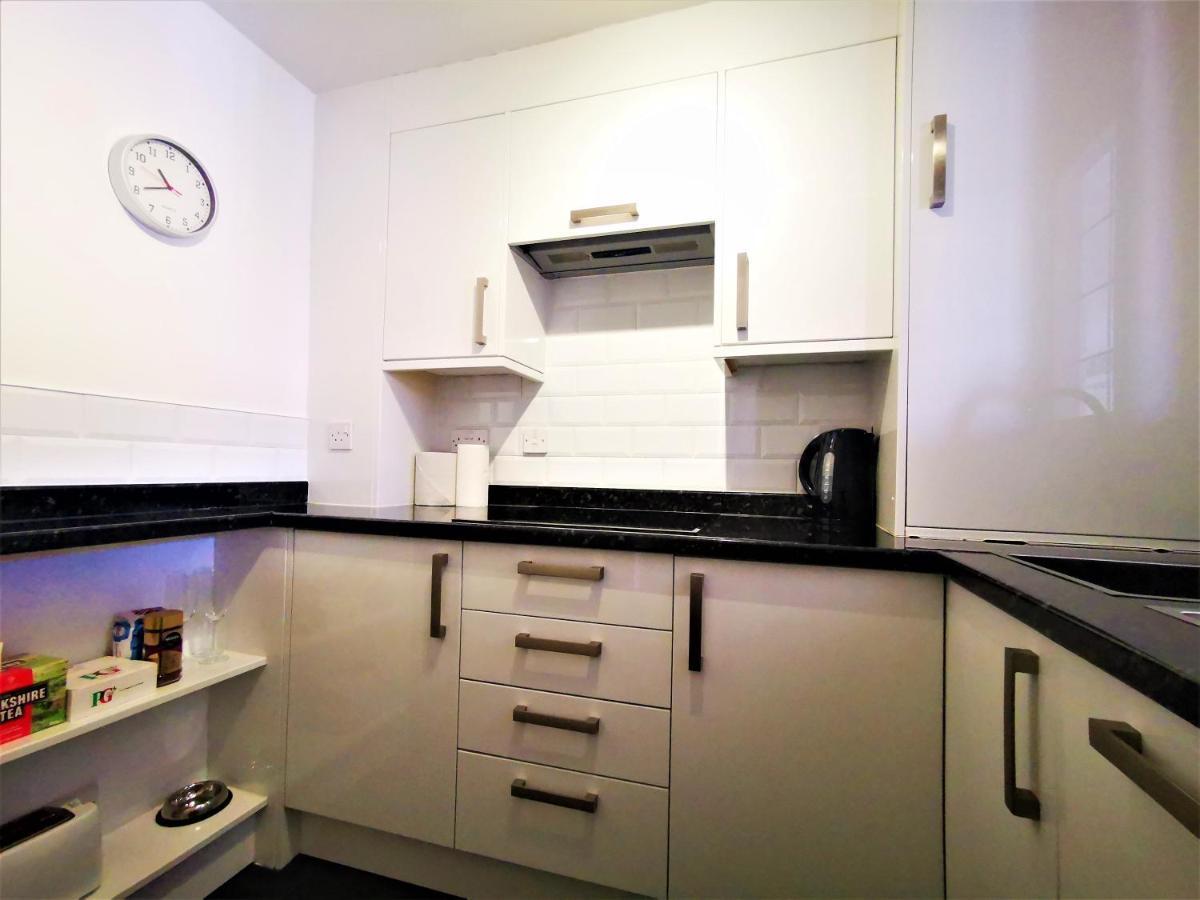 Marina Living With Parking, Balcony, Quiet And Secure