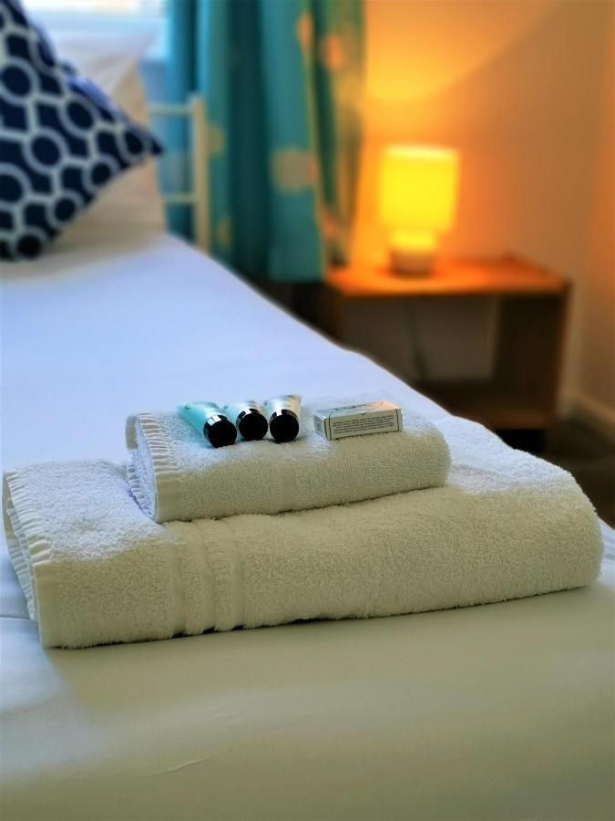 Marina Living With Parking, Balcony, Quiet And Secure *
