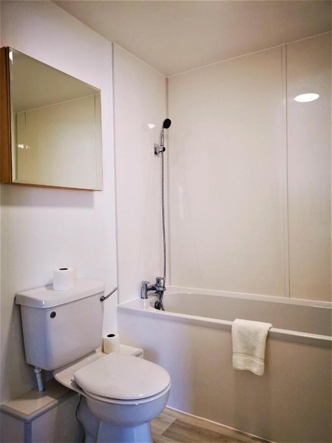 Marina Living With Parking, Balcony, Quiet And Secure Apartment