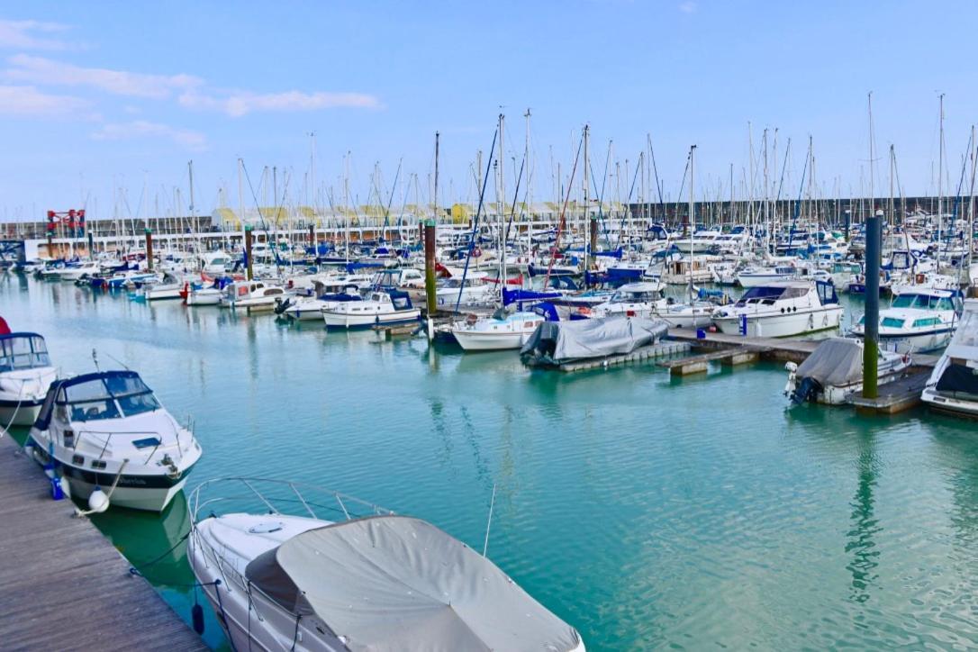 Marina Living With Parking, Balcony, Quiet And Secure Apartment