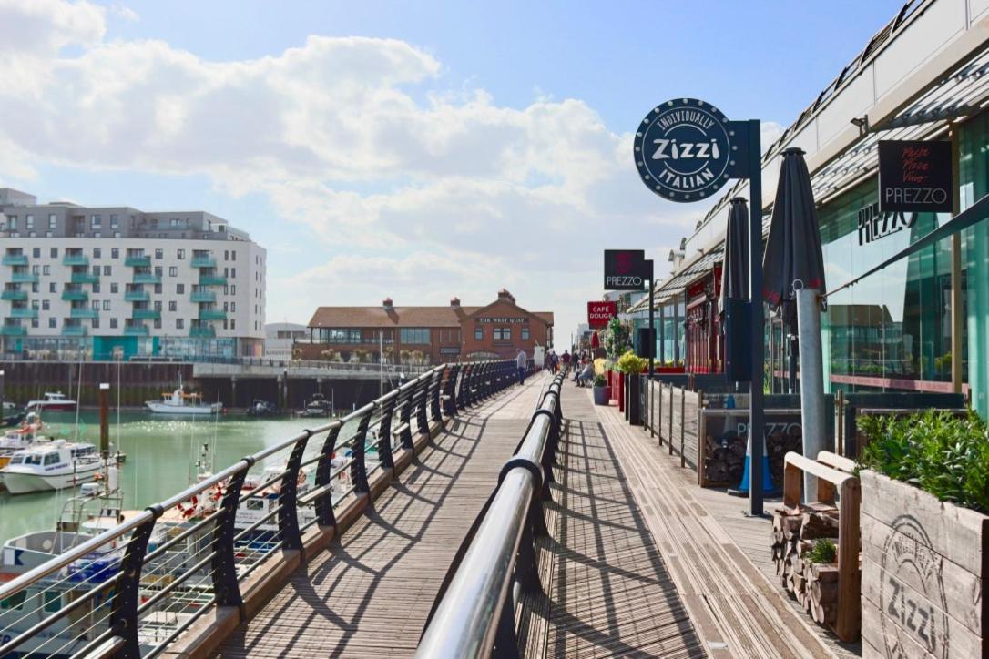 Marina Living With Parking, Balcony, Quiet And Secure Apartment *