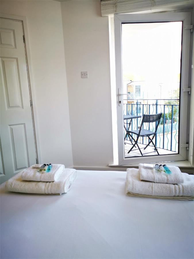 Marina Living With Parking, Balcony, Quiet And Secure Apartment *