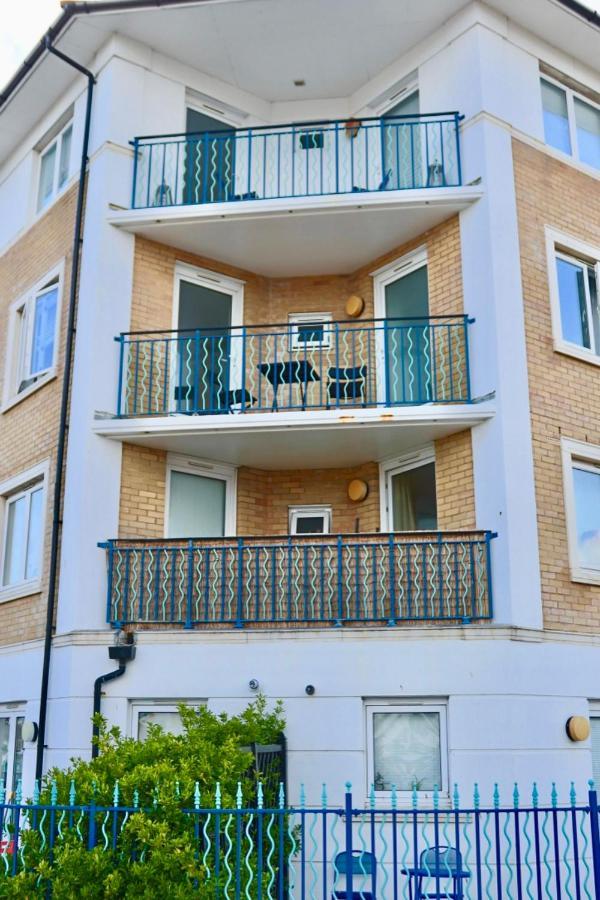 Marina Living With Parking, Balcony, Quiet And Secure Apartment *